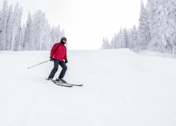 joven-esquiador-movimiento-estacion-esqui-montana-hermoso-paisaje-invernal